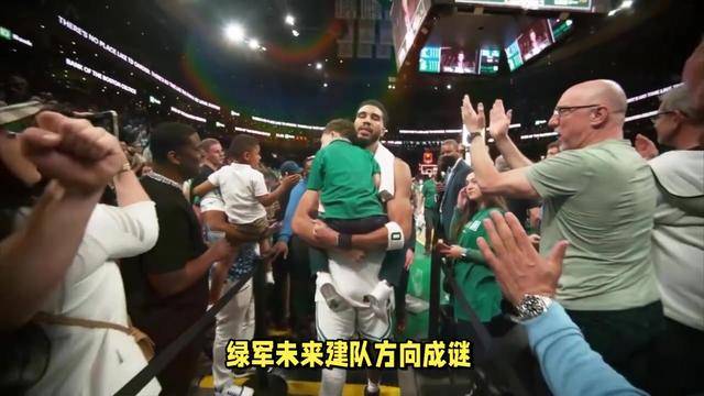 莱万多夫斯基在雄鹿比赛中重返赛场，战术调整引发热议！全场沸腾不已的简单介绍